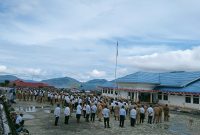 Bupati Deiyai, Melkianus Mote, memimpin apel gabungan Pemkab Deiyai hari ini (3/11/2025). Dalam amanatnya, Bupati menekankan kedisiplinan sebagai kunci keberhasilan, dan mengumumkan bahwa pembayaran TPP serta ULP tahun depan akan berbasis daftar kehadiran sebagai upaya memotivasi kinerja seluruh jajaran.