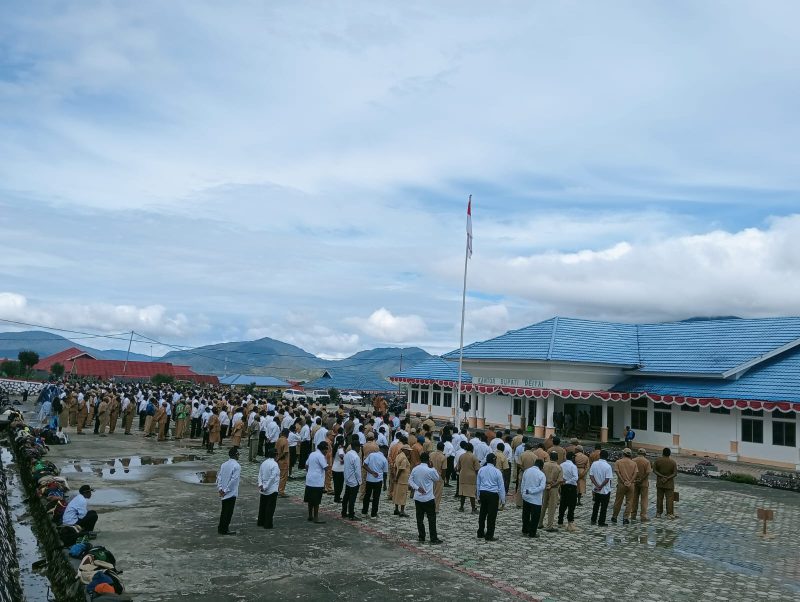 Bupati Deiyai, Melkianus Mote, memimpin apel gabungan Pemkab Deiyai hari ini (3/11/2025). Dalam amanatnya, Bupati menekankan kedisiplinan sebagai kunci keberhasilan, dan mengumumkan bahwa pembayaran TPP serta ULP tahun depan akan berbasis daftar kehadiran sebagai upaya memotivasi kinerja seluruh jajaran.