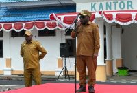 Bupati Deiyai Melkianus Mote menyampaikan amanat dalam Apel Gabungan (3/11/2025), menegaskan bahwa ketiadaan data batas wilayah antar kampung selama 17 tahun menjadi penghambat utama pemekaran desa di Kabupaten Deiyai.