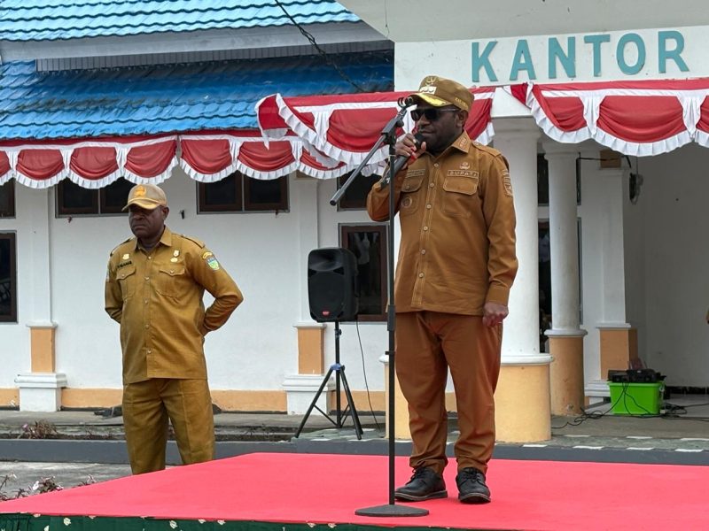 Bupati Deiyai Melkianus Mote menyampaikan amanat dalam Apel Gabungan (3/11/2025), menegaskan bahwa ketiadaan data batas wilayah antar kampung selama 17 tahun menjadi penghambat utama pemekaran desa di Kabupaten Deiyai.