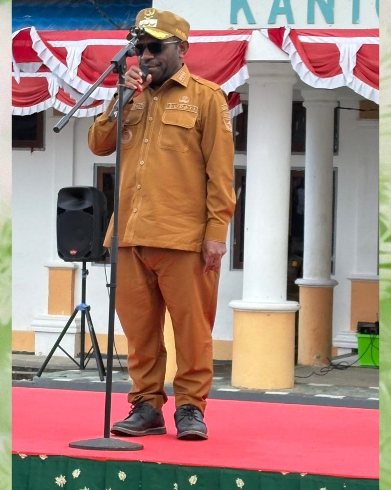 Bupati Deiyai, Melkianus Mote, S.T. memimpin Apel Gabungan ASN dan tenaga kontrak (3/11/2025).