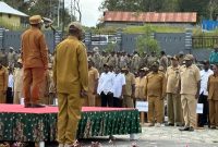 Bupati Deiyai, Melkianus Mote, S.T., menyampaikan amanat dalam Apel Gabungan ASN dan tenaga kontrak di halaman Kantor Bupati pada 3 November 2025.