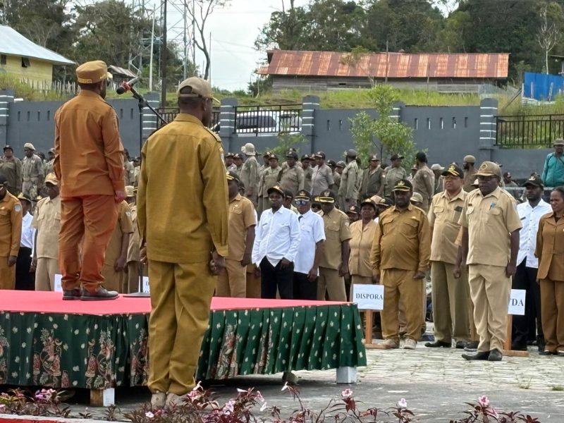 Bupati Deiyai, Melkianus Mote, S.T., menyampaikan amanat dalam Apel Gabungan ASN dan tenaga kontrak di halaman Kantor Bupati pada 3 November 2025.