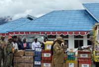 Sekretaris Dinas Perikanan dan Kelautan kabupaten Deiyai saat membacakan nama penerima bantuan alat tangkap ikan pada selasa, 4/11/2025