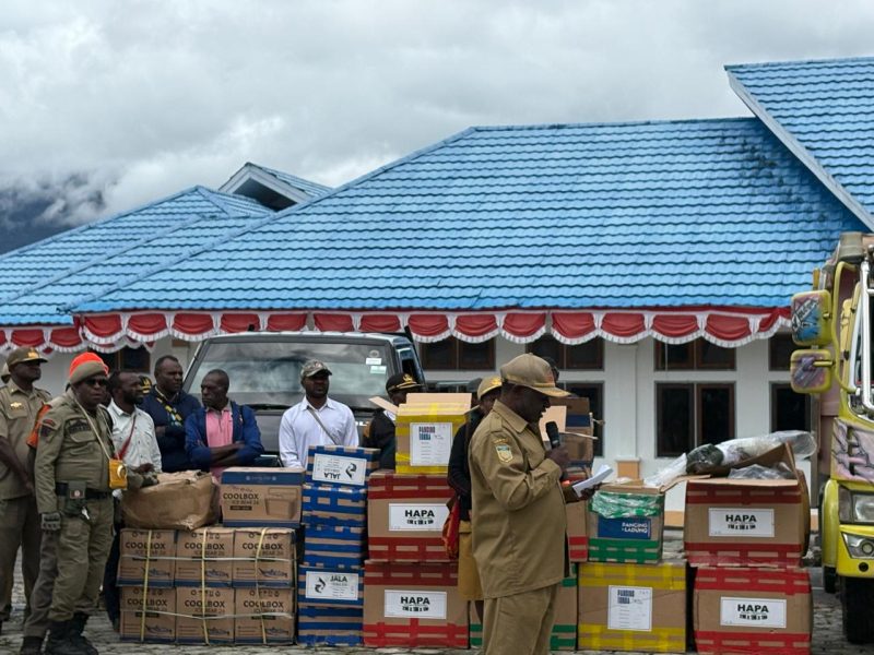 Sekretaris Dinas Perikanan dan Kelautan kabupaten Deiyai saat membacakan nama penerima bantuan alat tangkap ikan pada selasa, 4/11/2025