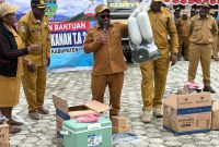 Bupati Deiyai, Melkianus Mote, menyerahkan bantuan alat penangkap ikan, Selasa (4/11/2025).