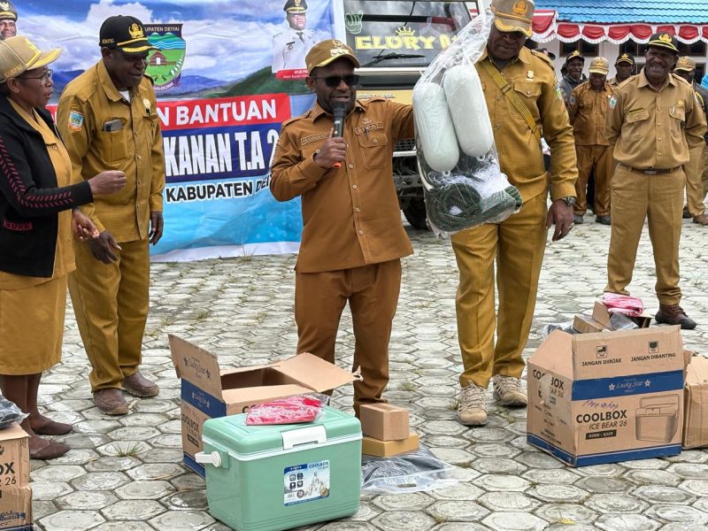 Bupati Deiyai, Melkianus Mote, menyerahkan bantuan alat penangkap ikan, Selasa (4/11/2025).