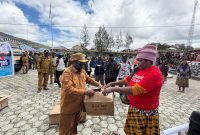 Bupati Deiyai, Melkianus Mote, S.T., secara simbolis menyerahkan bantuan alat tangkap ikan kepada perwakilan mama-mama nelayan di Danau Tigi, 4 November 2025. 