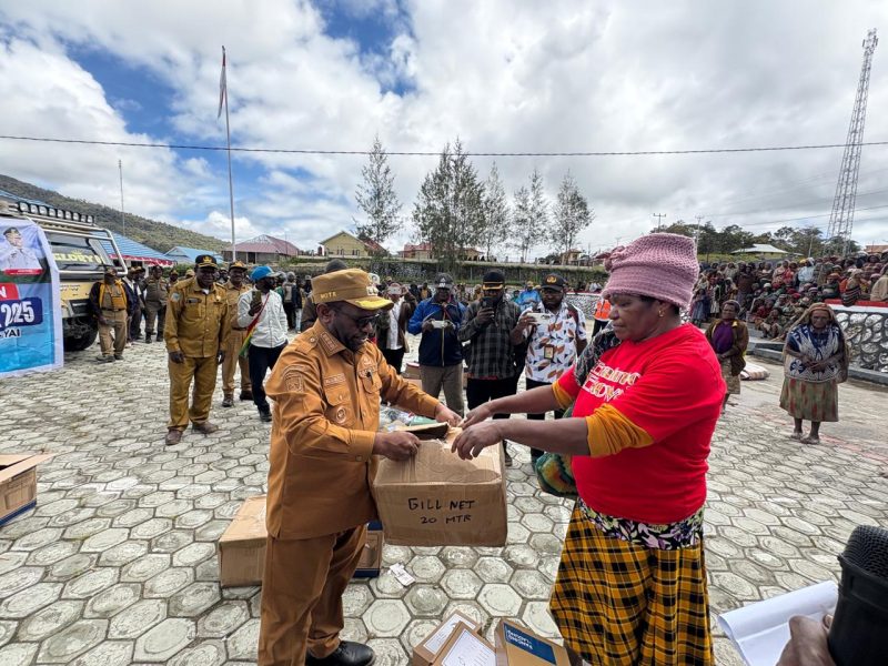 Bupati Deiyai, Melkianus Mote, S.T., secara simbolis menyerahkan bantuan alat tangkap ikan kepada perwakilan mama-mama nelayan di Danau Tigi, 4 November 2025. 