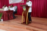 Kepala DPMPK Deiyai, Yulian Pigome, S.Sos., M.Si, saat memberikan sambutan pada Sosialisasi PP No. 9 Tahun 2025 (Koperasi Desa Merah Putih) dan PP No. 28 Tahun 2025 (Perizinan Berbasis Risiko) di Aula BKPSDM, 5 November 2025.