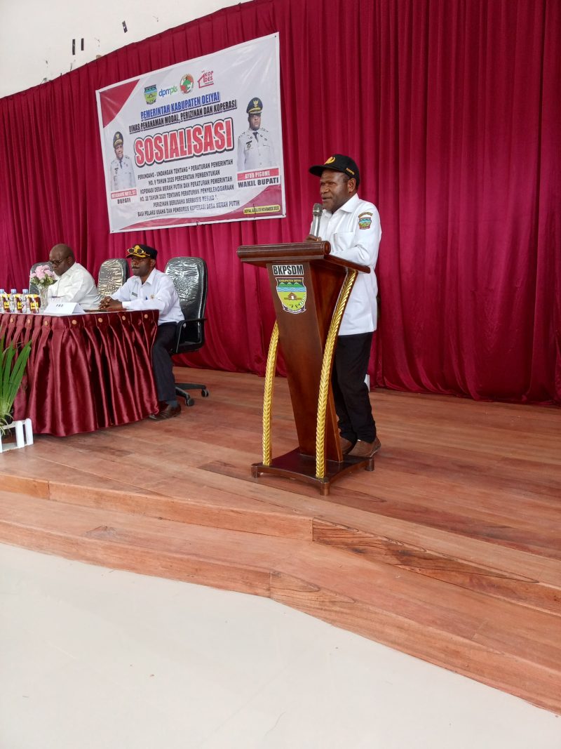 Kepala DPMPK Deiyai, Yulian Pigome, S.Sos., M.Si, saat memberikan sambutan pada Sosialisasi PP No. 9 Tahun 2025 (Koperasi Desa Merah Putih) dan PP No. 28 Tahun 2025 (Perizinan Berbasis Risiko) di Aula BKPSDM, 5 November 2025.