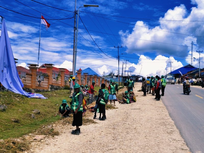 Pasukan Hijau, Garda Terdepan Deiyai Bersih! Pagi ini, Kamis (6/11), Pasukan Hijau DLH Deiyai kembali membersihkan jalanan kota Waghete, mencabut rumput, dan mengumpulkan sampah.
