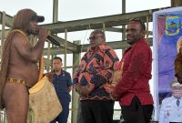 Gubernur Papua tengah Bapak Meki F. Nawipa, SH, di dampingi Bupati Deiyai Bapak Melkianus Mote, ST menerima aspirasi Masyarakat di bangunan Gedung gereja K3 pada Jumat, 7/11/2025. 