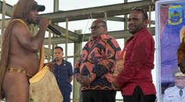 Gubernur Papua tengah Bapak Meki F. Nawipa, SH, di dampingi Bupati Deiyai Bapak Melkianus Mote, ST menerima aspirasi Masyarakat di bangunan Gedung gereja K3 pada Jumat, 7/11/2025. 