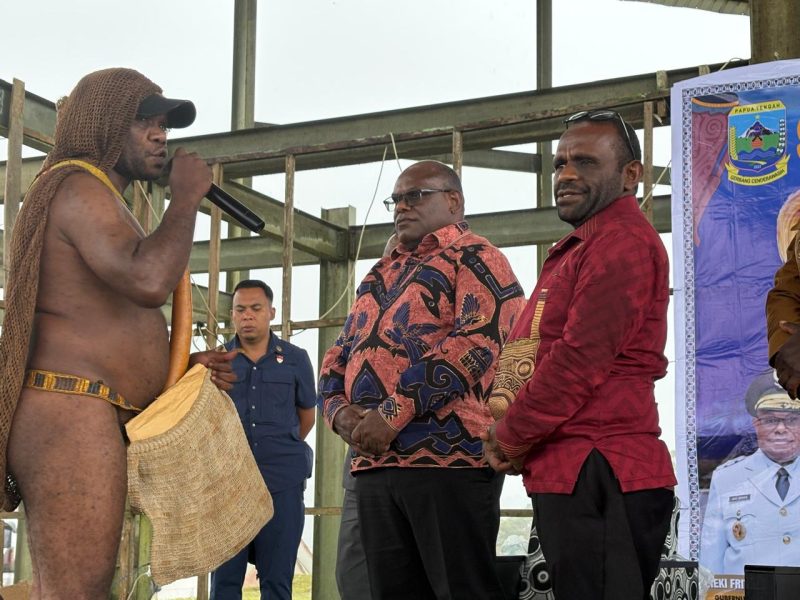 Gubernur Papua tengah Bapak Meki F. Nawipa, SH, di dampingi Bupati Deiyai Bapak Melkianus Mote, ST menerima aspirasi Masyarakat di bangunan Gedung gereja K3 pada Jumat, 7/11/2025. 