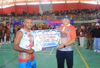 Raimon Bobii Toser Tim Paniai saat menerima penghargaan uang pembinaan Rp 1.000.000 di GOR Odiyai Paniai pada Jumat, 7/11/2025. 