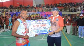 Raimon Bobii Toser Tim Paniai saat menerima penghargaan uang pembinaan Rp 1.000.000 di GOR Odiyai Paniai pada Jumat, 7/11/2025. 