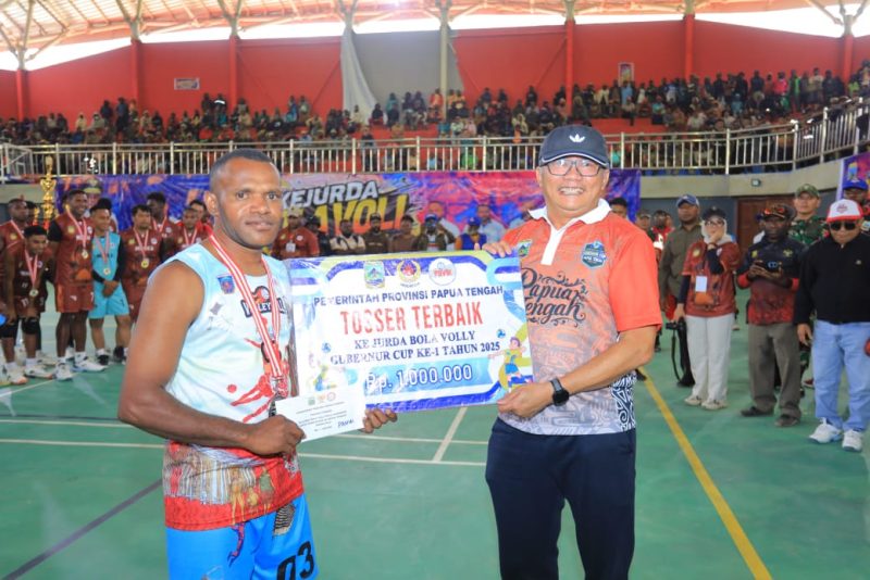 Raimon Bobii Toser Tim Paniai saat menerima penghargaan uang pembinaan Rp 1.000.000 di GOR Odiyai Paniai pada Jumat, 7/11/2025. 