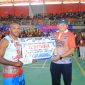 Raimon Bobii Toser Tim Paniai saat menerima penghargaan uang pembinaan Rp 1.000.000 di GOR Odiyai Paniai pada Jumat, 7/11/2025. 
