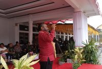 Bupati Deiyai Melkianus Mote, ST saat menyampaikan sambutan di depan Kantor Bupati Deiyai, pada Jumat, 7/11/2025.