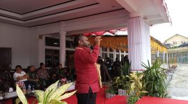 Bupati Deiyai Melkianus Mote, ST saat menyampaikan sambutan di depan Kantor Bupati Deiyai, pada Jumat, 7/11/2025.