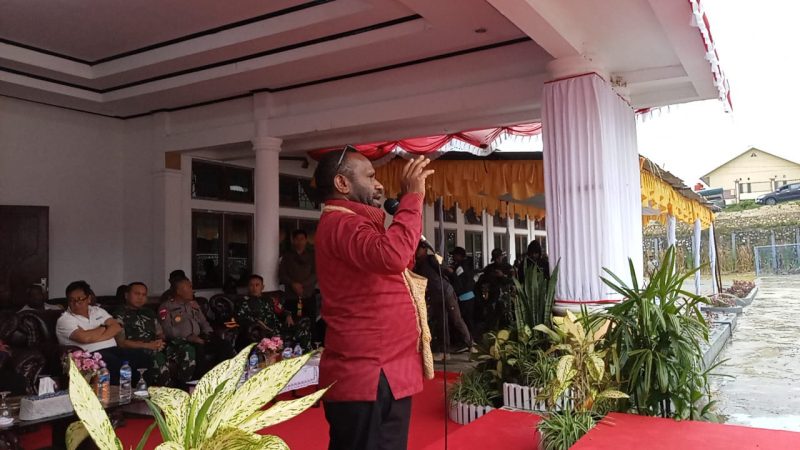 Bupati Deiyai Melkianus Mote, ST saat menyampaikan sambutan di depan Kantor Bupati Deiyai, pada Jumat, 7/11/2025.