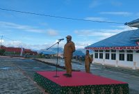 Wakil Bupati Deiyai, Ayub Pigome, saat memimpin Apel Gabungan ASN dan tenaga kontrak, Senin (10/11/2025). Wagub menekankan pentingnya disiplin dan menjaga kebersihan lingkungan kantor sebagai upaya peningkatan kinerja di Pemkab Deiyai.
