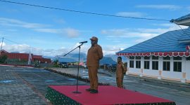 Wakil Bupati Deiyai, Ayub Pigome, saat memimpin Apel Gabungan ASN dan tenaga kontrak, Senin (10/11/2025). Wagub menekankan pentingnya disiplin dan menjaga kebersihan lingkungan kantor sebagai upaya peningkatan kinerja di Pemkab Deiyai.
