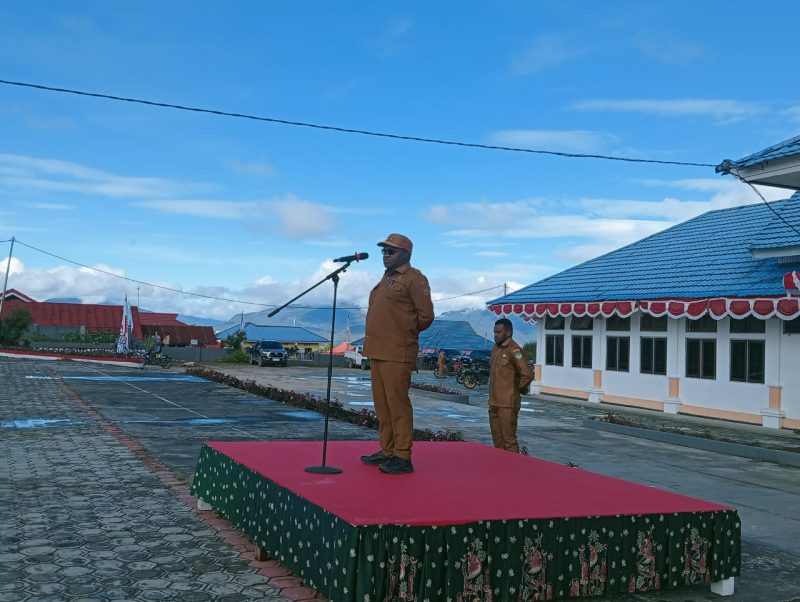 Wakil Bupati Deiyai, Ayub Pigome, saat memimpin Apel Gabungan ASN dan tenaga kontrak, Senin (10/11/2025). Wagub menekankan pentingnya disiplin dan menjaga kebersihan lingkungan kantor sebagai upaya peningkatan kinerja di Pemkab Deiyai.
