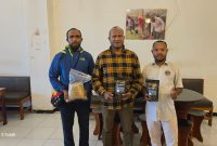 Ketua YAPKEMA Papua, Hanok Herison Pigai (kiri), menyerahkan Kopi Deiyai kemasan kepada Kepala Dinas Pertanian Deiyai, Aleks Pigai, S.Pd., M.Pd. (kanan), di Nabire, Senin (10/11/2025). Kopi dan Teh Deiyai siap dipromosikan dalam Festival Kopi Meepago sore ini.
