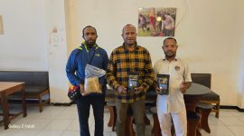 Ketua YAPKEMA Papua, Hanok Herison Pigai (kiri), menyerahkan Kopi Deiyai kemasan kepada Kepala Dinas Pertanian Deiyai, Aleks Pigai, S.Pd., M.Pd. (kanan), di Nabire, Senin (10/11/2025). Kopi dan Teh Deiyai siap dipromosikan dalam Festival Kopi Meepago sore ini.
