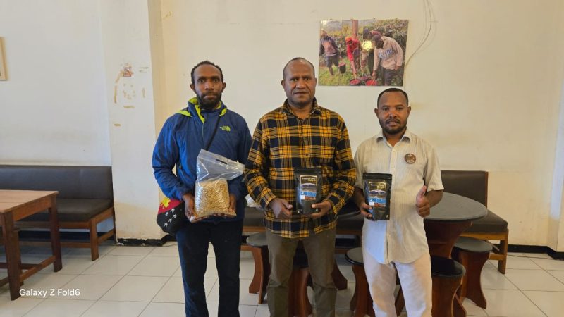 Ketua YAPKEMA Papua, Hanok Herison Pigai (kiri), menyerahkan Kopi Deiyai kemasan kepada Kepala Dinas Pertanian Deiyai, Aleks Pigai, S.Pd., M.Pd. (kanan), di Nabire, Senin (10/11/2025). Kopi dan Teh Deiyai siap dipromosikan dalam Festival Kopi Meepago sore ini.
