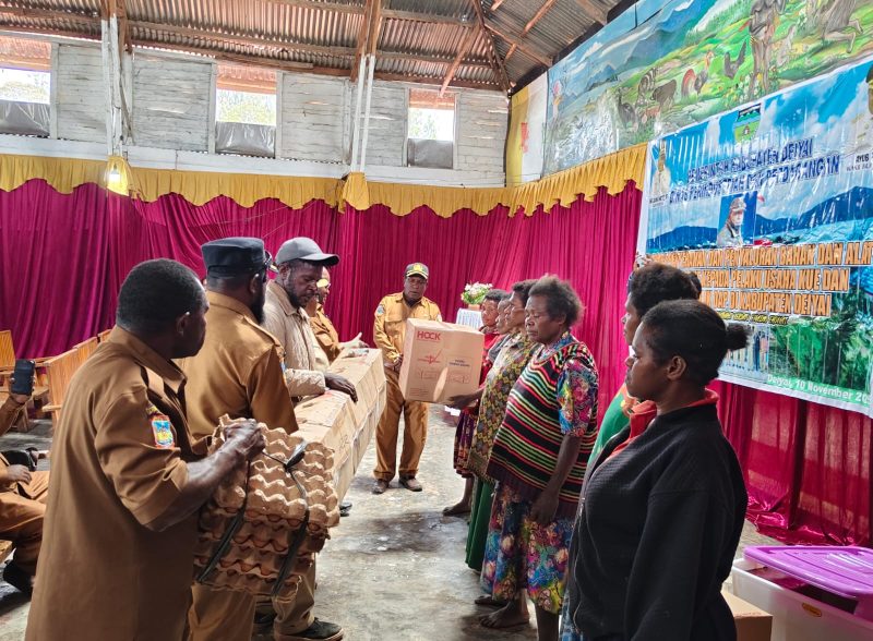 Disperindag Burno Adii di dampingi kepala bidang dan staff, menyerahkan secara simbolis alat dan bahan produksi kue kepada perwakilan pelaku usaha Orang Asli Papua (OAP) di Aula Gereja Katolik Waghete, Senin (27/01/2025).
