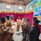 Disperindag Burno Adii di dampingi kepala bidang dan staff, menyerahkan secara simbolis alat dan bahan produksi kue kepada perwakilan pelaku usaha Orang Asli Papua (OAP) di Aula Gereja Katolik Waghete, Senin (27/01/2025).
