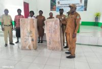 Kepala Dinas DP3AKB Deiyai, Robii Bobii, S.IP, menyerahkan secara simbolis alat peraga edukatif kepada perwakilan TK/PAUD Distrik Tigi Timur dan Bowobado. Penyerahan ini dilaksanakan saat Mini Lokakarya Tingkat Distrik di Aula Klasis Yatamo, sebagai bagian dari upaya peningkatan pendidikan dini dan percepatan penurunan stunting di Kabupaten Deiyai.
