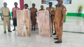 Kepala Dinas DP3AKB Deiyai, Robii Bobii, S.IP, menyerahkan secara simbolis alat peraga edukatif kepada perwakilan TK/PAUD Distrik Tigi Timur dan Bowobado. Penyerahan ini dilaksanakan saat Mini Lokakarya Tingkat Distrik di Aula Klasis Yatamo, sebagai bagian dari upaya peningkatan pendidikan dini dan percepatan penurunan stunting di Kabupaten Deiyai.
