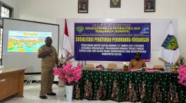 Asisten I Setda Deiyai, Simon Mote, S.STP, saat membuka kegiatan Sosialisasi Uraian Tugas Pokok, Fungsi, dan Tata Kerja yang digelar Dinas Kominfo Deiyai di Aula Setda.
