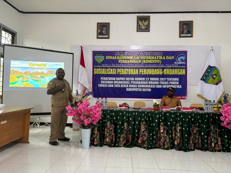 Asisten I Setda Deiyai, Simon Mote, S.STP, saat membuka kegiatan Sosialisasi Uraian Tugas Pokok, Fungsi, dan Tata Kerja yang digelar Dinas Kominfo Deiyai di Aula Setda.
