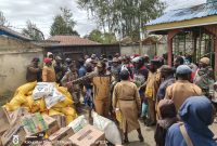 Kepala Dinas PERINDAG Deiyai, Burno Mote, Adii, SE., menyerahkan bantuan Sembako kepada Kepala Distrik Kapiraya, Akuliana Badokapa, S.IP.