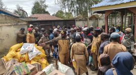 Kepala Dinas PERINDAG Deiyai, Burno Mote, Adii, SE., menyerahkan bantuan Sembako kepada Kepala Distrik Kapiraya, Akuliana Badokapa, S.IP.