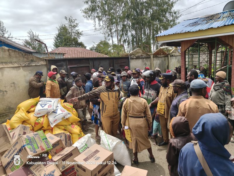 Kepala Dinas PERINDAG Deiyai, Burno Mote, Adii, SE., menyerahkan bantuan Sembako kepada Kepala Distrik Kapiraya, Akuliana Badokapa, S.IP.