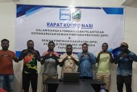 Ketua APINDO Papua Tengah, Fransiskus Pekei, bersama 5 Pimpinan APINDO Kabupaten dalam Rapat Koordinasi Kerjasama (11/11/2025).