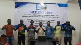 Ketua APINDO Papua Tengah, Fransiskus Pekei, bersama 5 Pimpinan APINDO Kabupaten dalam Rapat Koordinasi Kerjasama (11/11/2025).