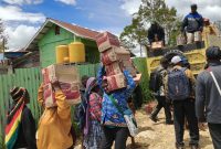 Dinas Perindag saat menyalurkan bantuan kepada masyarakat Bouwobado pada 13/11/2025.