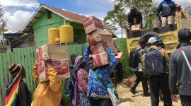 Dinas Perindag saat menyalurkan bantuan kepada masyarakat Bouwobado pada 13/11/2025.