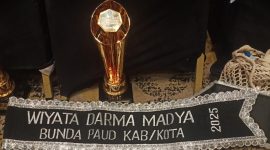 Bunda PAUD Kabupaten Deiyai, Fransina Rumbiak Mote, S.KM., menerima penghargaan prestisius dari Menteri Pendidikan Dasar dan Menengah RI, Prof. Dr. Abdul Mu’ti, M.Ed.
