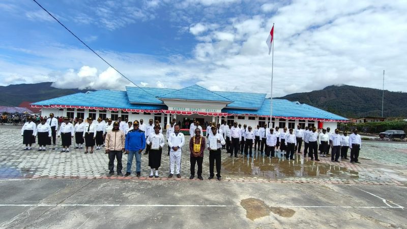 Usai Apel penyerahan SK secara simbolis, foto bersama Bupati dan Kepala BKPSDM, staff dan 69 Peserta penerima SK pada 14/11/2025. 