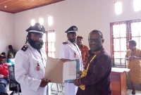 Bupati Deiyai Melkianus Mote saat menyerahkan SK kepada salah satu Pj Kepala Kampung yang dilantik di Aula BPMK Deiyai, Jumat (14/11). Kedua Pj Kepala Kampung diinstruksikan fokus pada persiapan Pilkades serentak dan pendataan warga.
