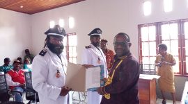 Bupati Deiyai Melkianus Mote saat menyerahkan SK kepada salah satu Pj Kepala Kampung yang dilantik di Aula BPMK Deiyai, Jumat (14/11). Kedua Pj Kepala Kampung diinstruksikan fokus pada persiapan Pilkades serentak dan pendataan warga.
