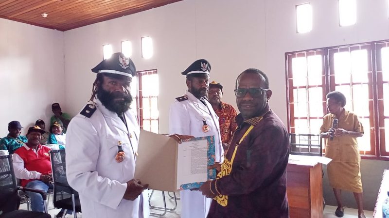 Bupati Deiyai Melkianus Mote saat menyerahkan SK kepada salah satu Pj Kepala Kampung yang dilantik di Aula BPMK Deiyai, Jumat (14/11). Kedua Pj Kepala Kampung diinstruksikan fokus pada persiapan Pilkades serentak dan pendataan warga.
